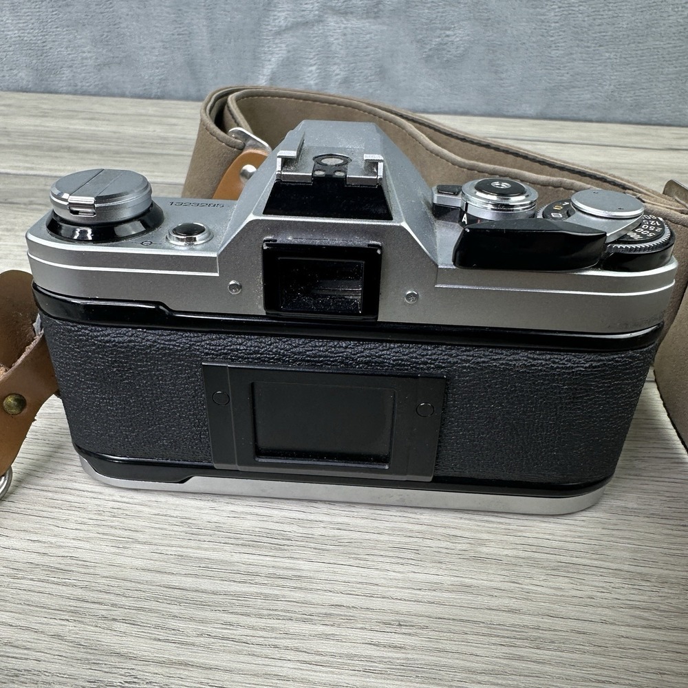 Vintage Canon AE-1 35mm SLR Film Camera w/ 28mm f2.8 Lens Strap Japan - Picture 4 of 13